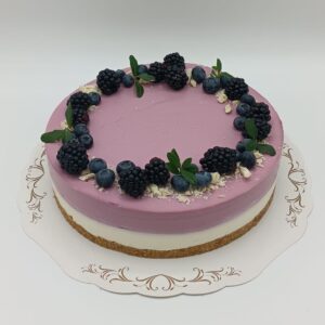 Tuorejuustokakku, valkosuklaa-mustaherukka