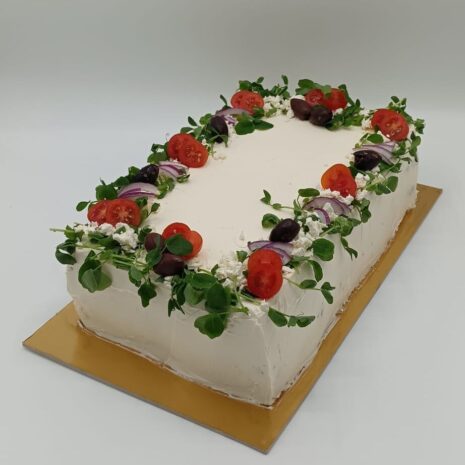 valkosuklaa-mustaherukkakakku